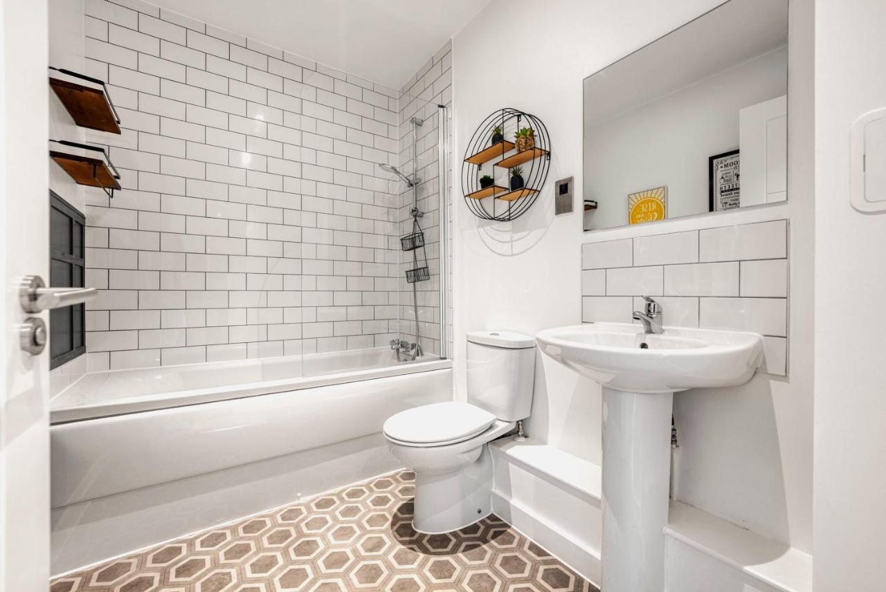 The Post House Two By Fortuna Property Глостър Екстериор снимка