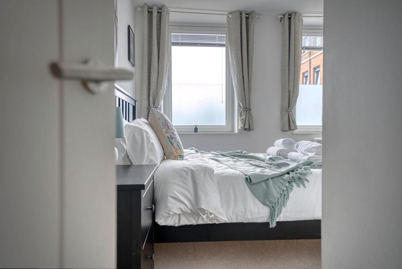 The Post House Two By Fortuna Property Глостър Екстериор снимка