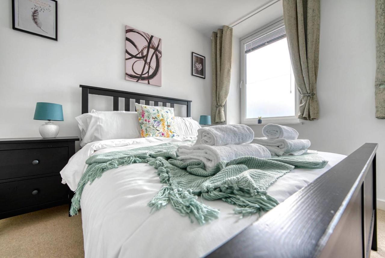 The Post House Two By Fortuna Property Глостър Екстериор снимка