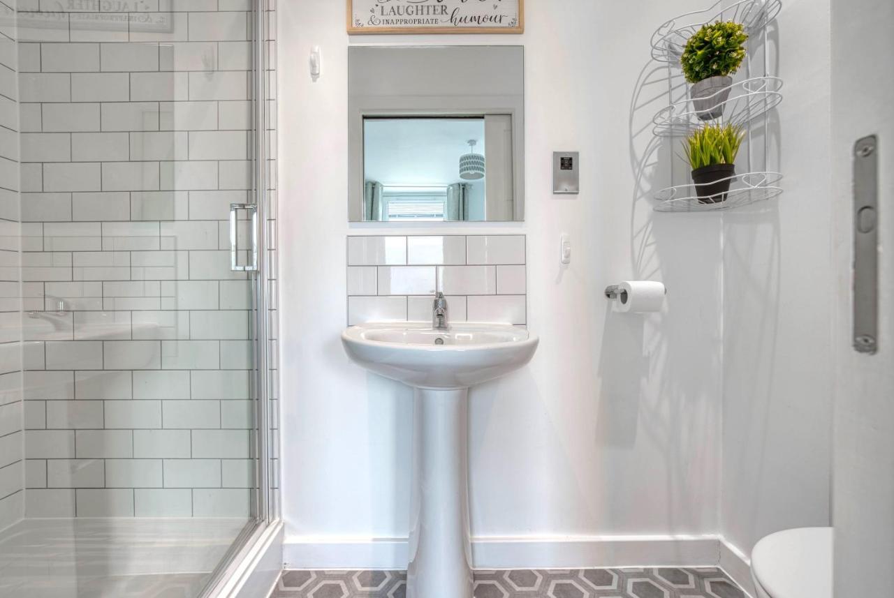 The Post House Two By Fortuna Property Глостър Екстериор снимка